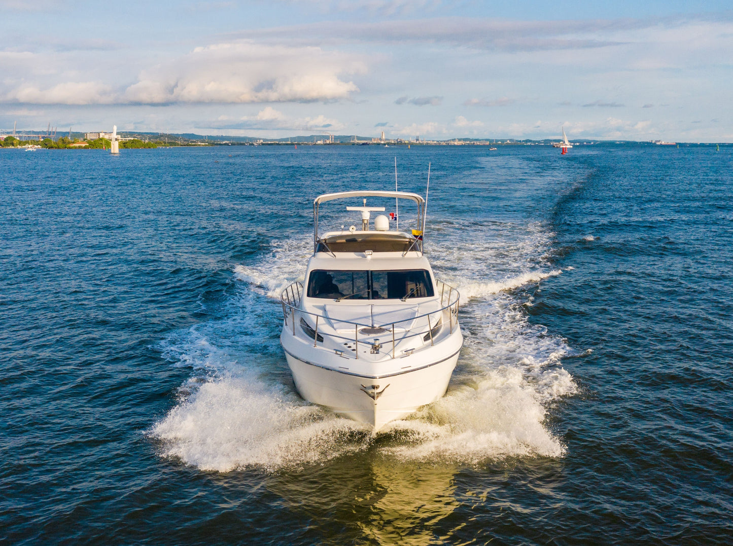 RENTA POR DIA DE BOTE DEPORTIVO 46´ AZIMUT CARTAGENA