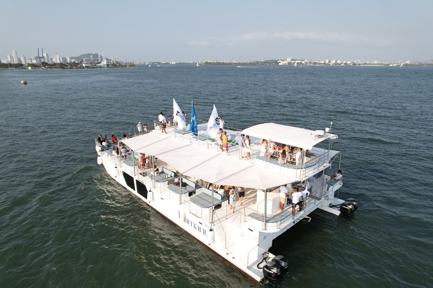TOUR POR LAS ISLAS EN CATAMARÁN
