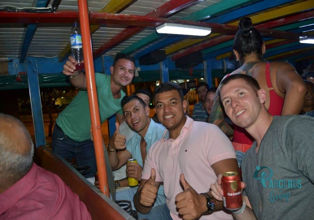 TOUR CHIVA RUMBERA NOCTURNA POR LA CIUDAD