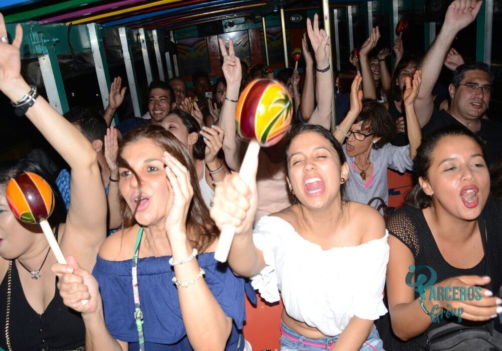 TOUR CHIVA RUMBERA NOCTURNA POR LA CIUDAD
