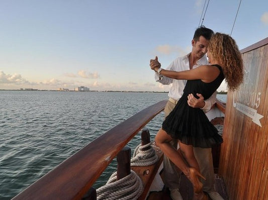 ROMANTIC DINNER + GALLEON RIDE + SAXOPHONE SHOW AT SUNSET CANCUN