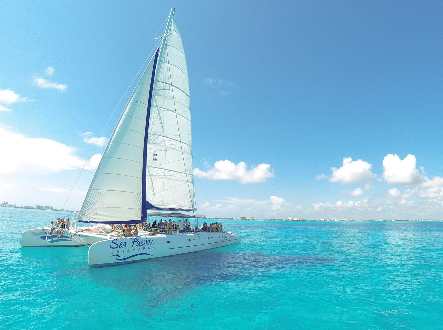 CATAMARÁN A ISLA MUJERES PLUS CON TRANS. REDONDA MEXICO