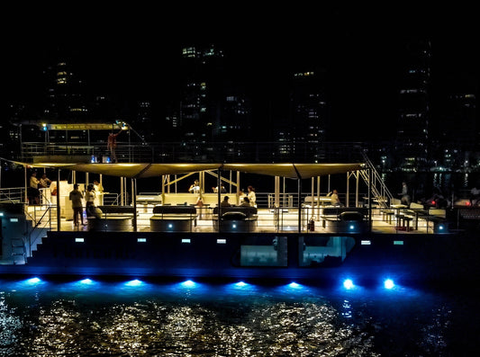 TOUR NOCTURNO POR LA BAHIA EN FLAMANTE CATAMARÁN