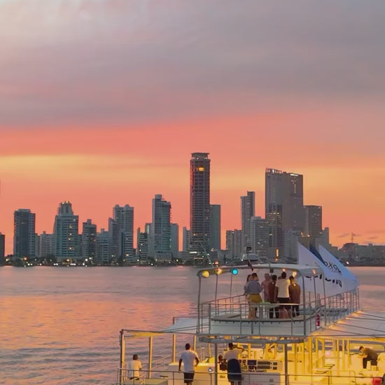 ATARDECER POR LA BAHIA EN FLAMANTE CATAMARÁN EN CARTAGENA